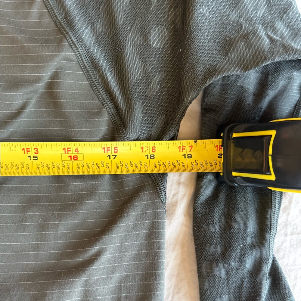 LULULEMON LONG SLEEVE CAMO TOP — SIZE 6 (based on measurements) - Picture 10 of 11